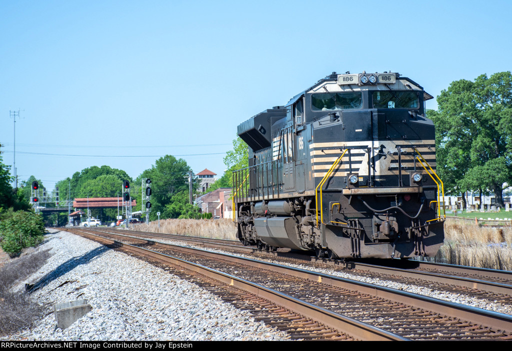 NS 1186 backs toward the Salisbury Interlocking 